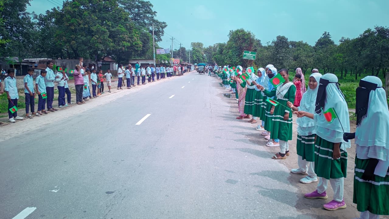 রাষ্ট্রপতিকে বরণ করতে শিক্ষার্থীরা সারিবদ্ধ দাঁড়িয়ে আছেন। সংগৃহীত ছবি