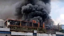 মহাখালীতে ভবনের ছাদে আগুন, নিয়ন্ত্রণে ফায়ার সার্ভিসের ৩ ইউনিট
