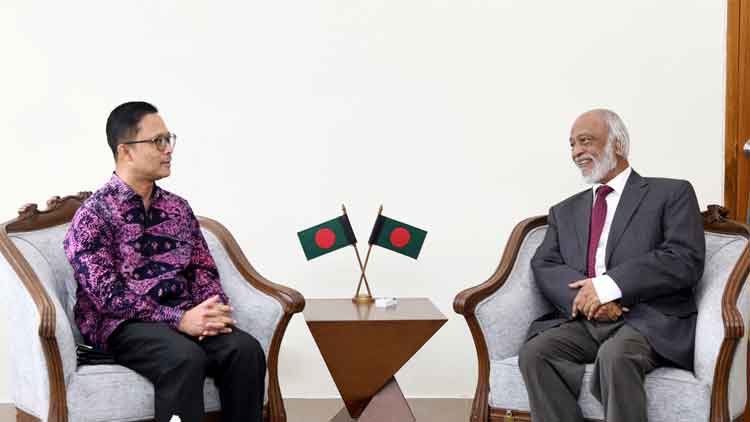 সচিবালয়ে বাংলাদেশে নিযুক্ত মালয়েশিয়ার হাইকমিশনার মোহাম্মদ শুহাদা বিন ওসমানের সঙ্গে বৈঠক করেন স্থানীয় সরকারমন্ত্রী ড. আবদুল মঈন খান। ছবি: বাসস