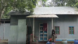 তালা দিয়ে বাড়ি ছেড়েছে মনিরুলের পরিবার