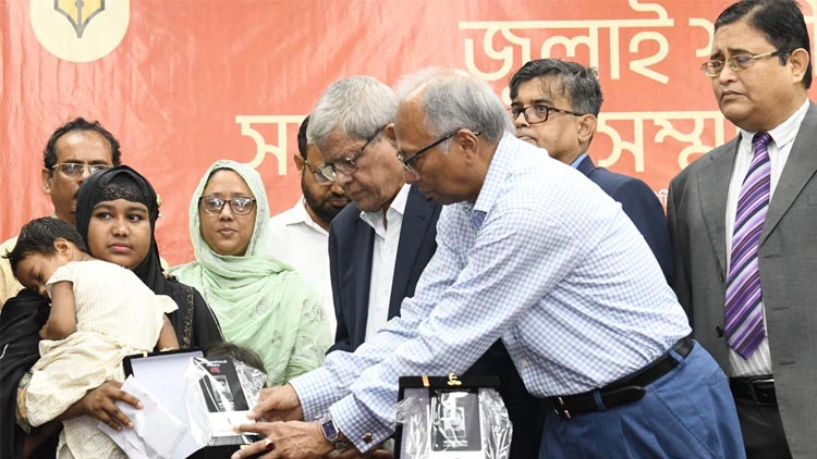 অনুষ্ঠানে জুলাই গণঅভ্যুত্থানে শহীদ পাঁচ সাংবাদিকের পরিবারকে সম্মাননা ও এক লাখ টাকা করে অর্থসহায়তা দেওয়া হয়। ছবি: সংগৃহীত