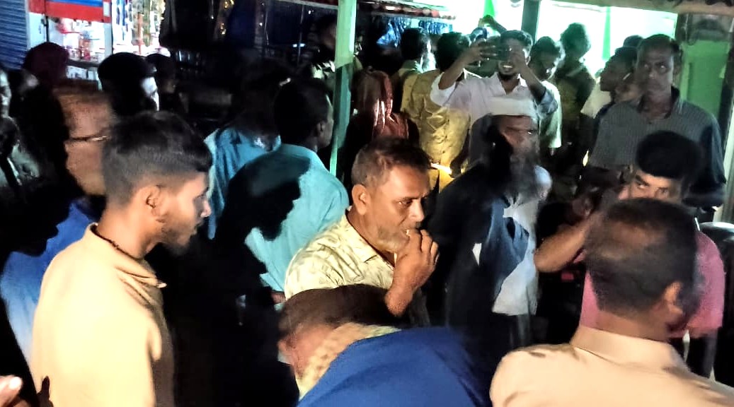 নওগাঁয় শিক্ষার্থীদের মারধরের প্রতিবাদে বিক্ষোভ করেছেন অভিভাবক ও স্থানীয়রা। সংগৃহীত ছবি