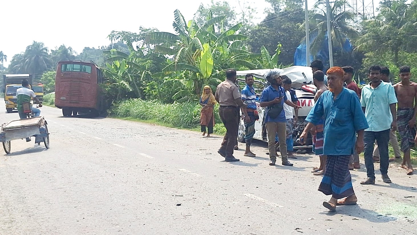 নড়াইলে দুর্ঘটনার পর ঢাকা-নড়াইল মহাসড়কের পাশে পড়ে আছে বাস ও অ্যাম্বুলেন্সটি। স্ট্রিম ছবি