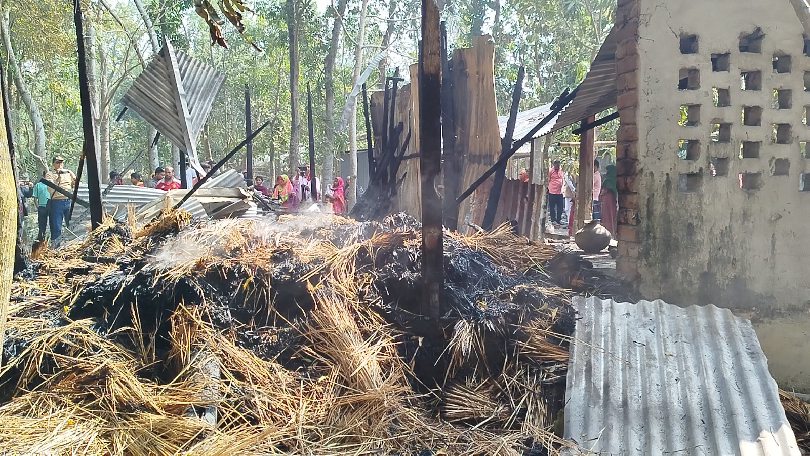 নড়াইলে ইউনিয়ন বিএনপি নেতার বাড়িতে আগুন