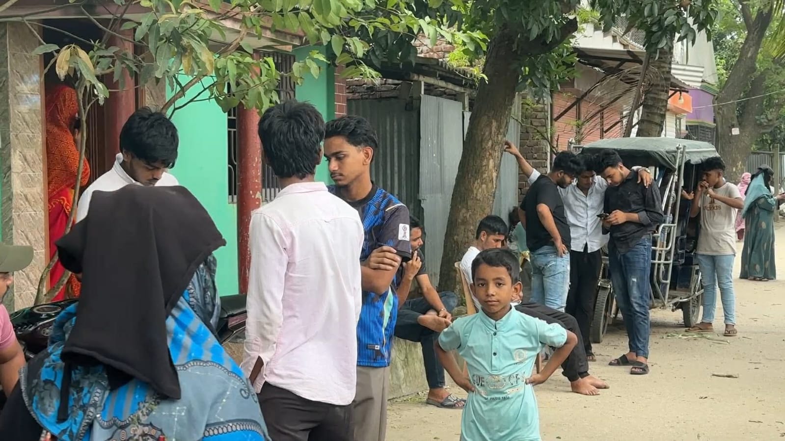 দক্ষিণ আফ্রিকায় নিহত নারায়ণগঞ্জের এক বাসিন্দার বাড়িতে স্থানীয়দের ভিড়। স্ট্রিম ছবি