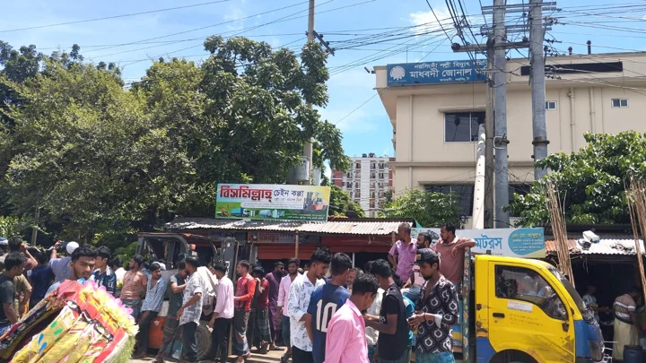 মাধবদীর শেখেরচর এলাকায় নরসিংদীর পল্লী বিদ্যুৎ সমিতির জোনাল অফিস ঘেরাও। স্ট্রিম ছবি