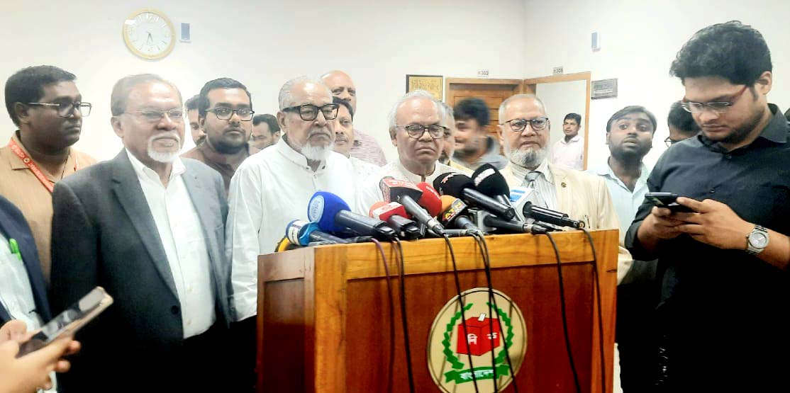 ‘সবাই মিলে সুন্দর নির্বাচন করব’, বিজিবির নির্বাচনী প্রস্তুতি পরিদর্শনে এসে সিইসি