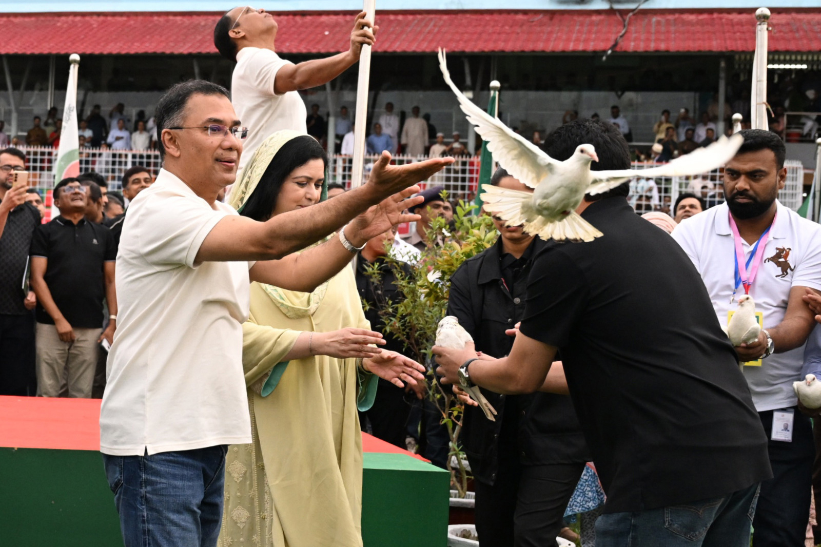 পায়রা উড়িয়ে সিলেট স্টেডিয়ামে ‘নতুন কুঁড়ি স্পোর্টস’– এর উদ্বোধন করেন প্রধানমন্ত্রী। ছবি: পিআইডি