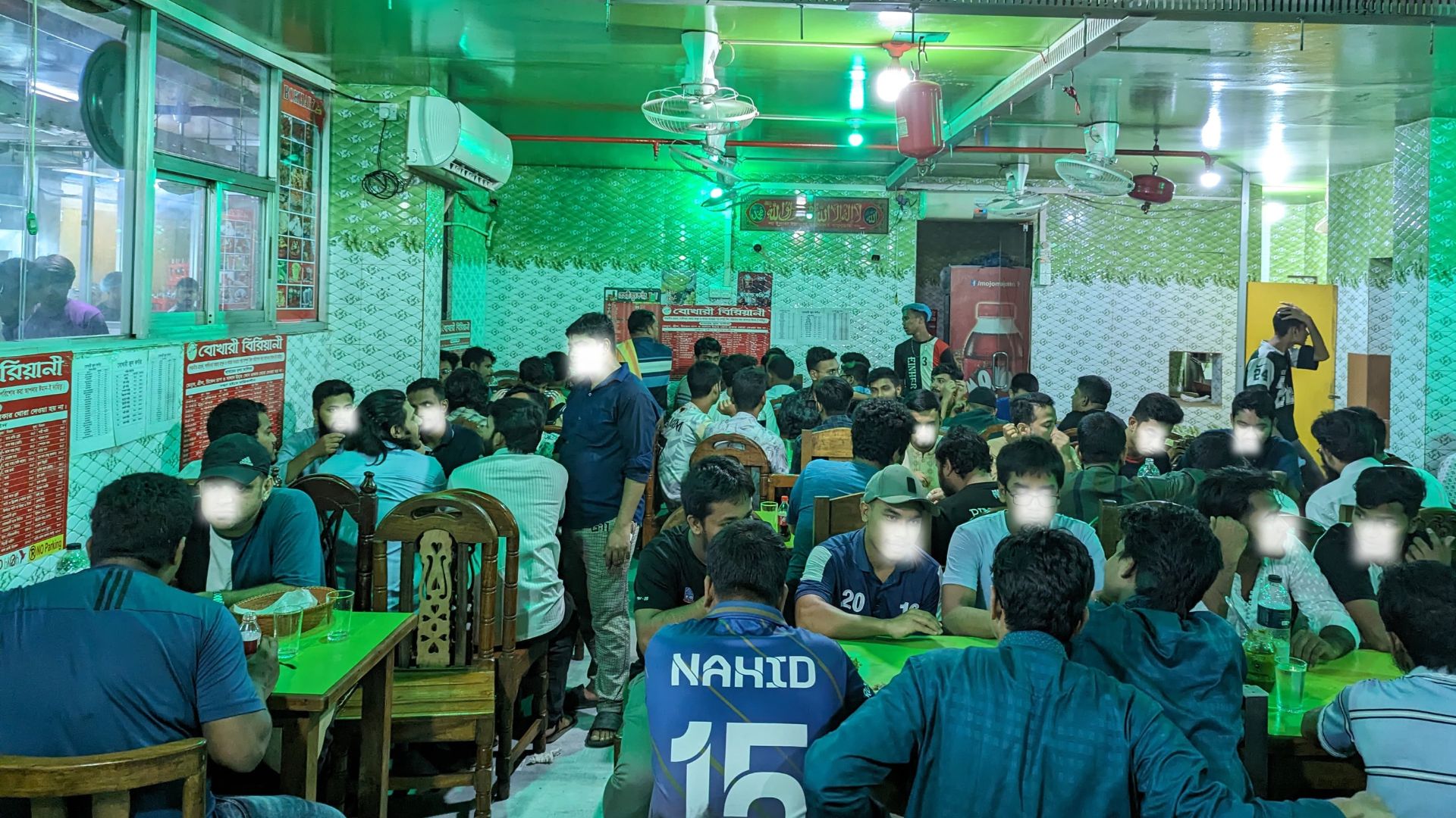 পুরান ঢাকার নাজিরাবাজারের একটি রেঁস্তোরায় মধ্যরাতে ঢাকা বিশ্ববিদ্যালয়ের শিক্ষার্থীদের ভিড়। গত শুক্রবার দিবাগত রাত দুইটার দিকে। স্ট্রিম ছবি