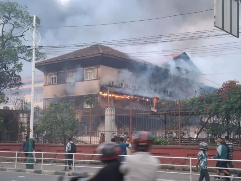 ৯ সেপ্টেম্বর কাঠমান্ডুতে বিক্ষোভকারীরা পুড়িয়ে দেওয়ার পর সুপ্রিম কোর্ট ভবন। ছবি: সংগৃহীত