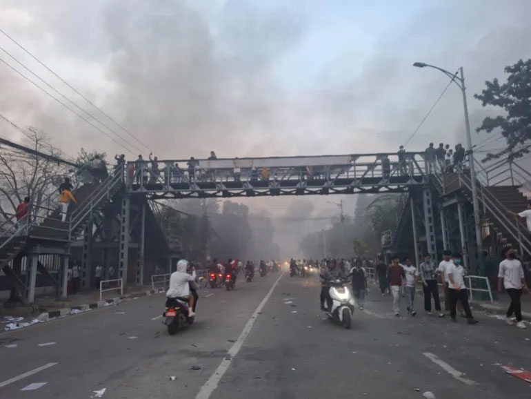 কাঠমান্ডুতে আগুনে পুড়ে যাওয়া একটি সরকারি ভবন থেকে ধোঁয়া উঠছে। ছবি: সংগৃহীত
