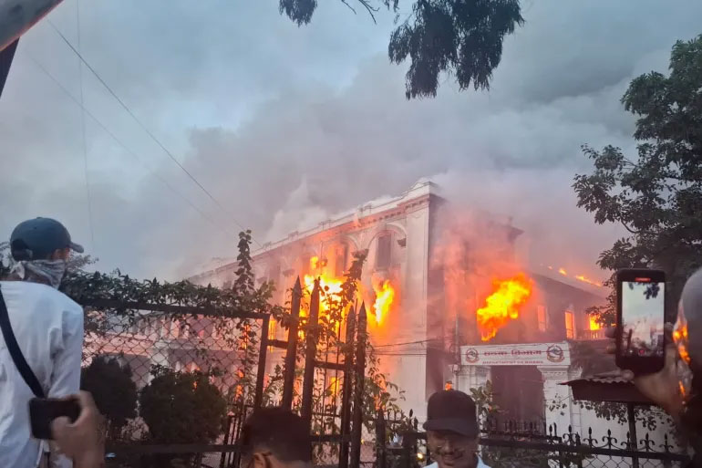 গত ৯ সেপ্টেম্বর নেপালের রাজধানী কাঠমান্ডুতে বিক্ষোভকারীদের পুড়িয়ে দেওয়া একটি সরকারি ভবন। ছবি: সংগৃহীত