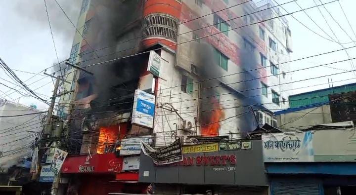 সৈয়দপুর শহরে দোকানে লাগা আগুন ছড়িয়ে যায় পাশের ভবনে। সংগৃহীত ছবি