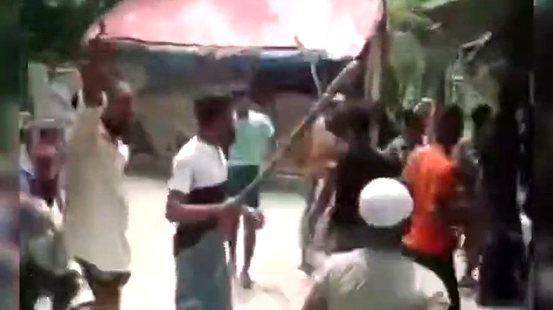 সুবর্ণচরে ভুক্তভোগী শিক্ষার্থীর বাড়িতে ‘তৌহিদী জনতা’ ব্যানারে হামলা। ভিডিও থেকে নেওয়া ছবি