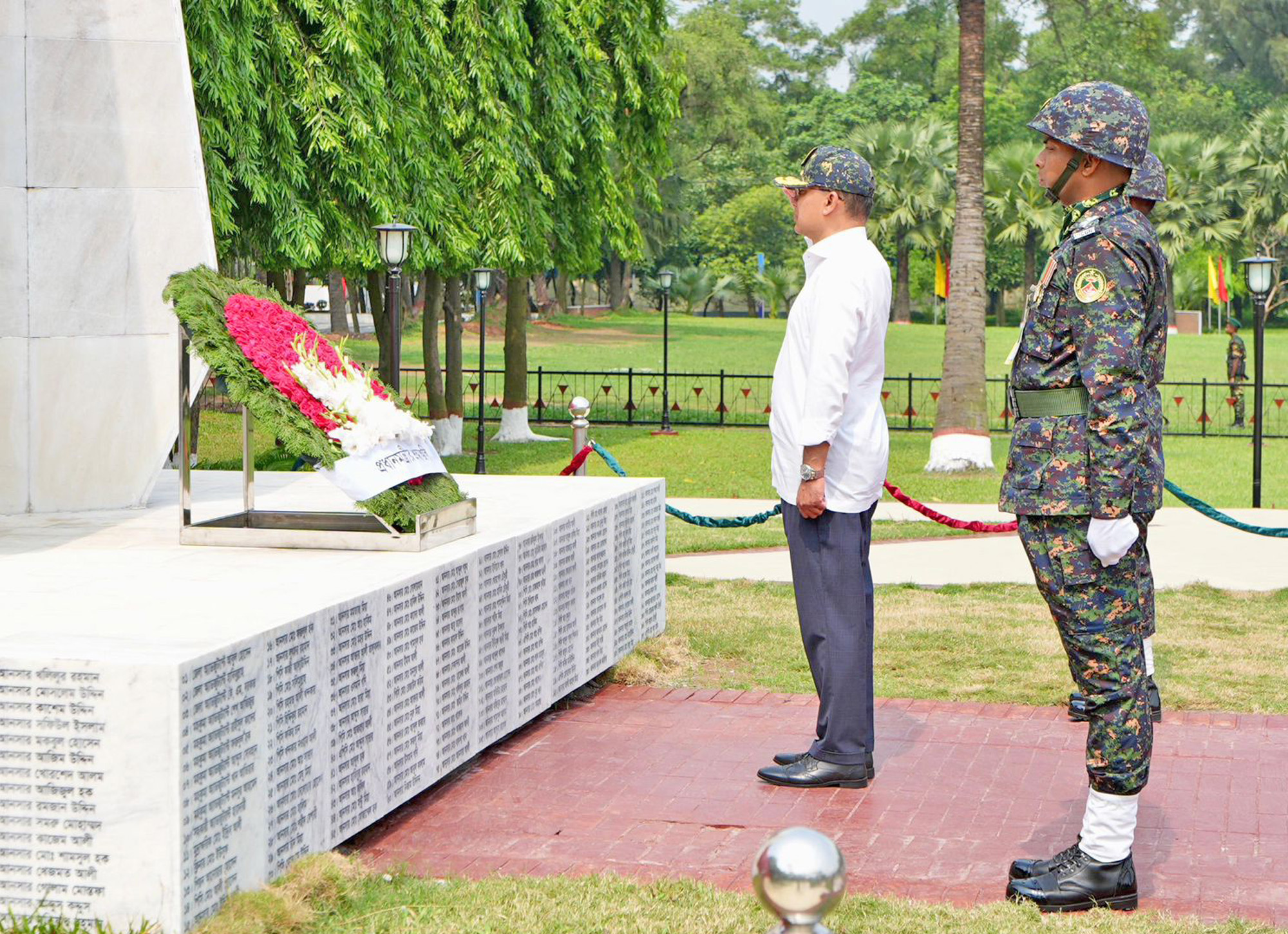 প্রধানমন্ত্রী তারেক রহমান বীর শহীদদের স্মৃতিসৌধে পুস্পস্তবক অর্পণ করেন। ছবি: পিএমও