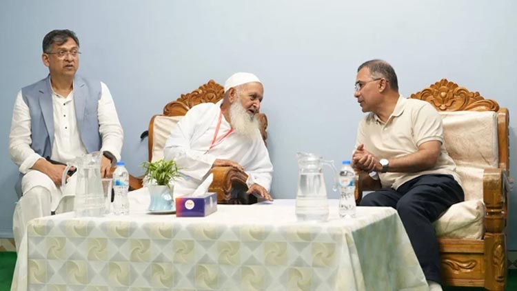 হেফাজত আমির শাহ মুহিবুল্লাহ বাবুনগরীর সঙ্গে বৈঠক করেন প্রধানমন্ত্রী তারেক রহমান। ছবি: বিএনপির মিডিয়া সেল