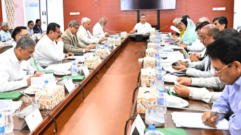 মন্ত্রিসভার ২১তম বৈঠকে সভাপতিত্ব করেন প্রধানমন্ত্রী তারেক রহমান। ছবি: পিএমও