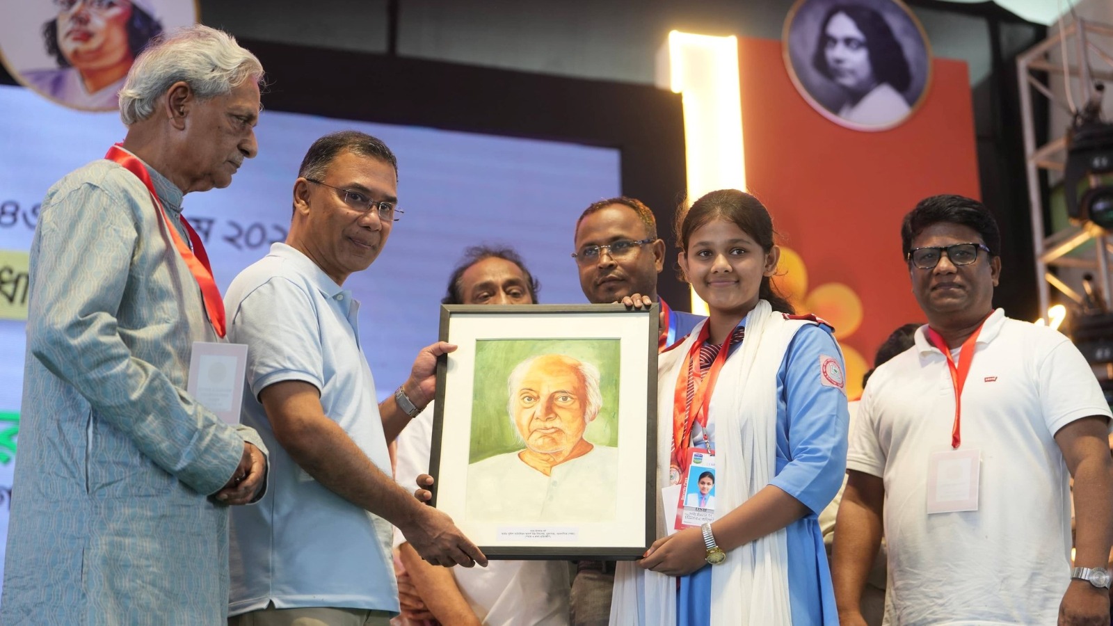 ময়মনসিংহের ত্রিশালে জাতীয় কবি কাজী নজরুল ইসলামের ১২৭তম জন্মবার্ষিকীর জাতীয় অনুষ্ঠানে শিশুর হাত থেকে উপহার নেন প্রধানমন্ত্রী তারেক রহমান। ছবি: পিএমও