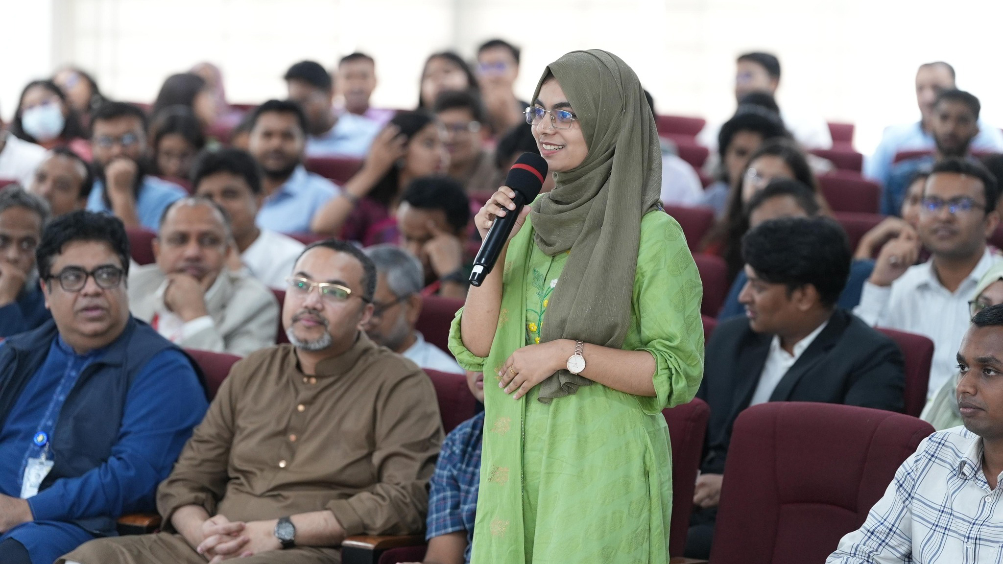 প্রধানমন্ত্রী তারেক রহমানকে প্রশ্ন করেন ঢাকা বিশ্ববিদ্যালয়ের শিক্ষার্থীরা। ছবি: প্রধানমন্ত্রীর কার্যালয়