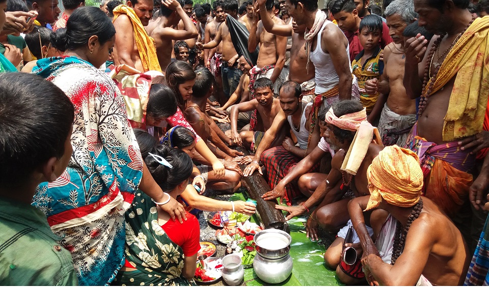 চাটমোহরে চড়ক পূজা: ঐতিহ্যের টানে পুণ্যার্থীদের ঢল
