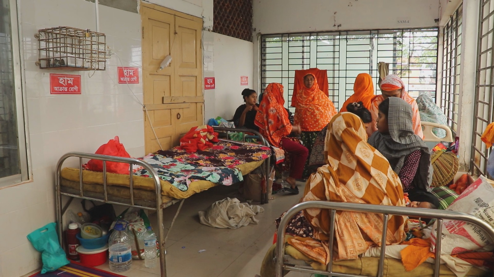 পাবনায় হামের প্রাদুর্ভাবে উদ্বিগ্ন চিকিৎসা নিতে আসা শিশুদের অভিভাবকেরা। স্ট্রিম ছবি