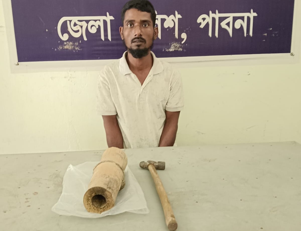 ঈশ্বরদীতে গ্রেপ্তার শরিফুল ইসলাম ও জব্দ আলামত। সংগৃহীত ছবি