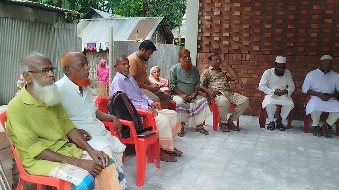 ব্যারিস্টার জমির উদ্দিনের মৃত্যুর খবরে তাঁর তেঁতুলিয়ার বাড়িতে স্থানীয়দের ভিড়। স্ট্রিম ছবি