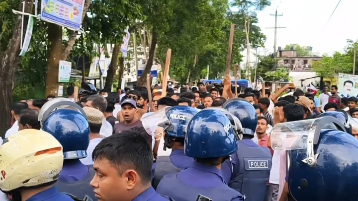 নতুন কমিটি নিয়ে পদবঞ্চিতরা বিক্ষোভ করলে একপর্যায়ে সংঘর্ষে জড়িয়ে পড়ে। ছবি: সংগৃহীত
