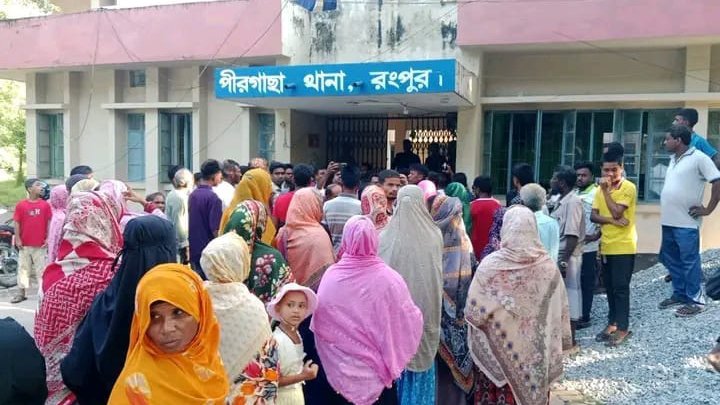 ছাত্রদল নেতা মনোয়ারুল হোসেন বকশীর লাশ নিয়ে থানার সামনে বিক্ষোভ করেন স্বজনেরা। স্ট্রিম ছবি