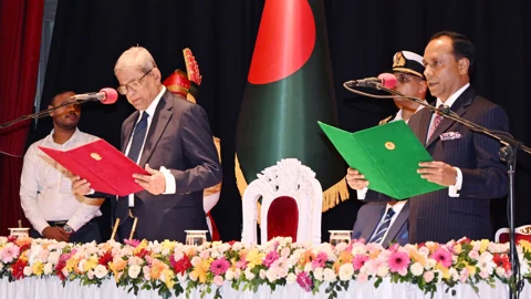 শুক্রবার (২১ আগস্ট) শপথ গ্রহণ করেন নবনির্বাচিত রাষ্ট্রপতি মির্জা ফখরুল ইসলাম আলমগীর। ছবি: বঙ্গভবন
