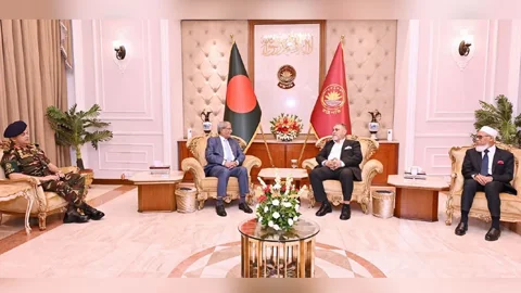 বঙ্গভবনে রাষ্ট্রপতির সঙ্গে সাক্ষাৎ করেন নির্বাচন কমিশনের সদস্যরা। ছবি: পিআইডি