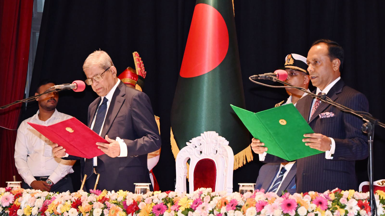 বাংলাদেশের ২৩তম রাষ্ট্রপতি হিসেবে ভারপ্রাপ্ত স্পিকার কায়সার কামালের কাছে শপথ নেন মির্জা ফখরুল ইসলাম আলমগীর। ছবি: সংগৃহীত