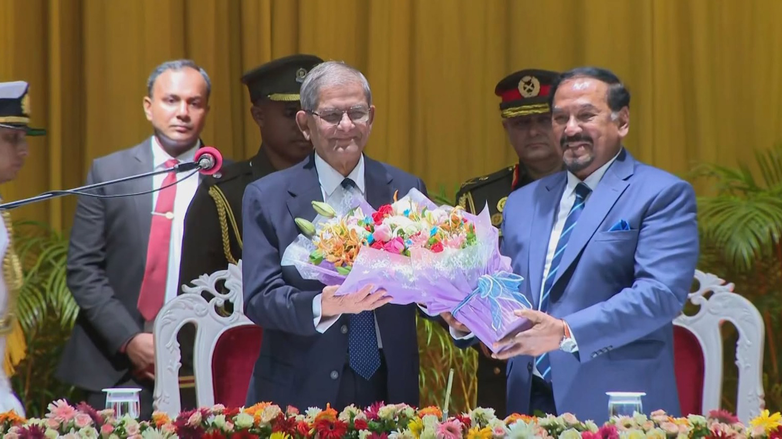 নতুন রাষ্ট্রপতি মির্জা ফখরুল ইসলাম আলমগীরকে ফুলের তোড়া দিয়ে বরণ করে নেন ভারপ্রাপ্ত রাষ্ট্রপতি হাফিজ উদ্দিন আহমেদ। ছবি: সংগৃহীত
