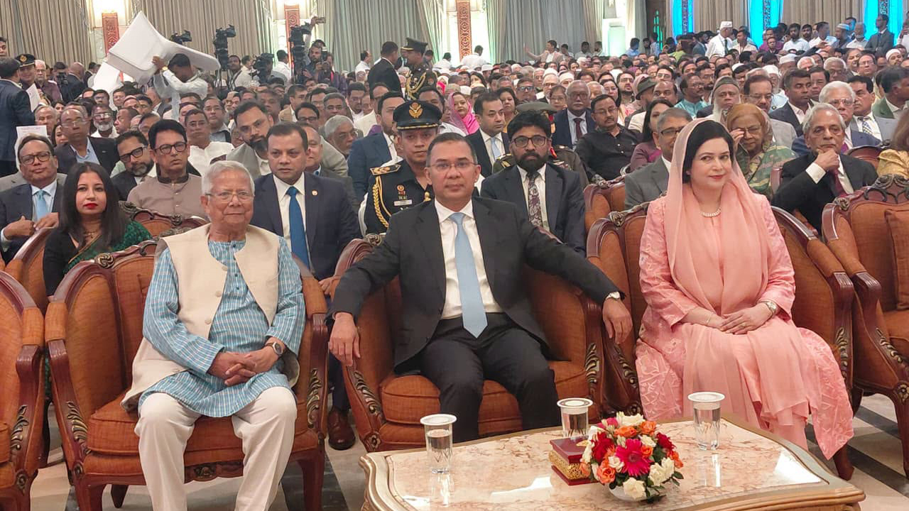 রাষ্ট্রপতি এবং ছয় মন্ত্রী-প্রতিমন্ত্রীর শপথ অনুষ্ঠানে প্রধানমন্ত্রী তারেক রহমান, অন্তর্বর্তী সরকারের সাবেক প্রধান উপদেষ্টা ড. মুহাম্মদ ইউনূসসহ অতিথিরা। ছবি: সংগৃহীত
