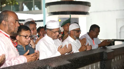 সিলেটে হযরত শাহজালালের (রহ.) মাজার জিয়ারত করছেন রাষ্ট্রপতি মির্জা ফখরুল ইসলাম আলমগীর। স্ট্রিম ছবি
