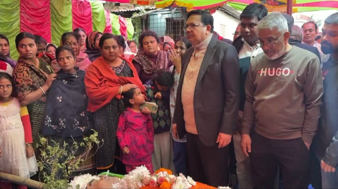 প্রলয় চাকীর মরদেহ দেখতে এসেছিলেন রাজনৈতিক নেতাসহ সাংস্কৃতিক ব্যক্তিরা। স্ট্রিম ছবি