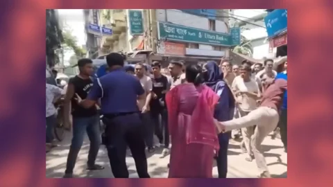রাজবাড়ীতে নারী উদ্যোক্তাকে মারধরের ভিডিও সামাজিক যোগাযোগমাধ্যমে ছড়িয়ে পড়ে। ছবি: ভিডিও থেকে নেওয়া