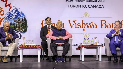 কানাডার টরন্টোতে ২০২৬ সালের ভাদ্রপদ কৃষ্ণ তৃতীয়া উদযাপন অনুষ্ঠানে রাষ্ট্রীয় আরএসএস প্রধান মোহন ভাগবত (মাঝখানে)। ছবি: সংগৃহীত
