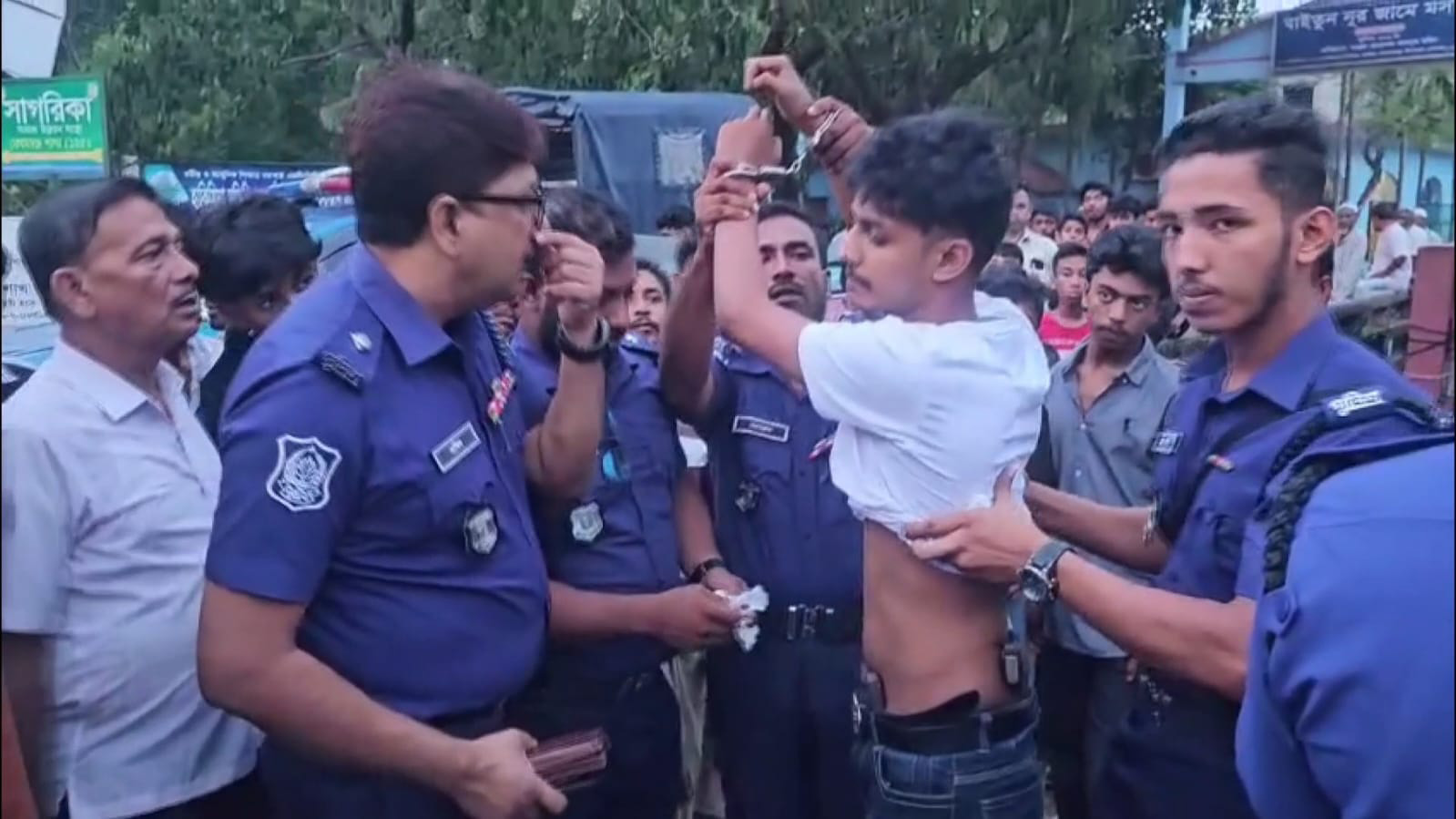 সবার সঙ্গেই অস্ত্রধারী রাহিম, দায় নিচ্ছে না বিএনপি-জামায়াত