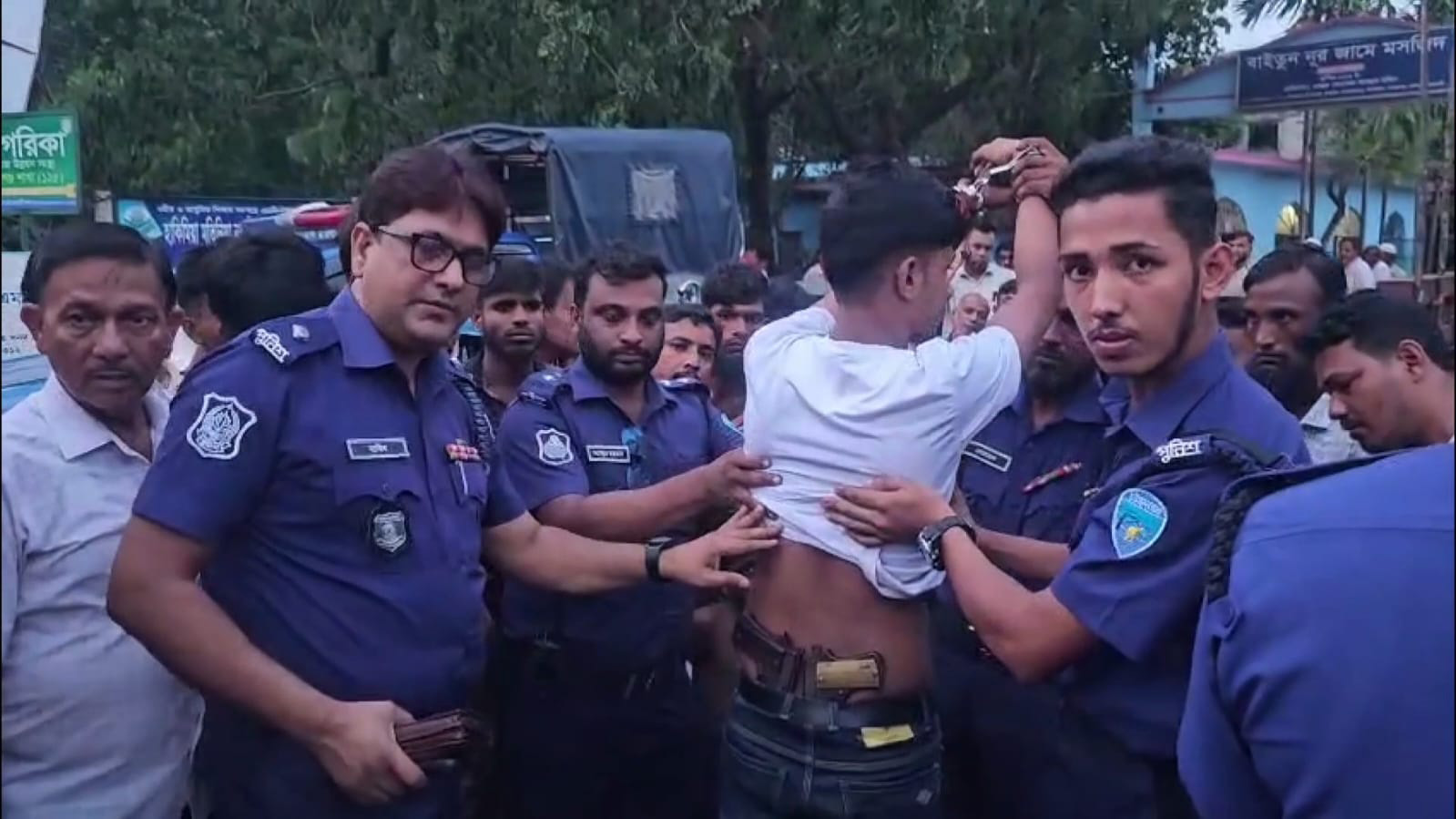 বিএনপি ও জামায়াতের স্থানীয় নেতাদের সঙ্গে রাহিমের ছবি ফেসবুকে ঘোরাঘুরি করলেও কেউই তাঁকে কর্মী বলে স্বীকার করছে না। ছবি: সংগৃহীত