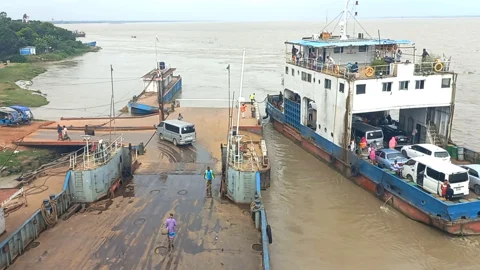 রাজবাড়ীর দৌলতদিয়া ঘাটে ফেরি ভিড়তে গিয়ে স্রোতের মুখে ঘটছে দুর্ঘটনা। স্ট্রিম ছবি