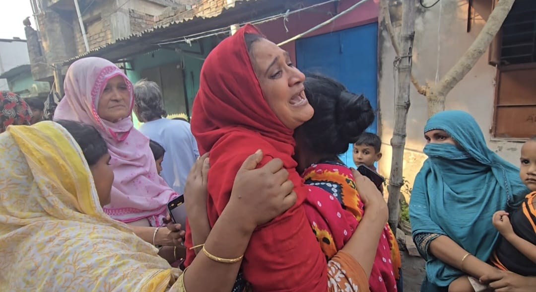 রাজশাহীতে নিহত মো. সাব্বিরের স্বজনদের আহাজারি। স্ট্রিম ছবি