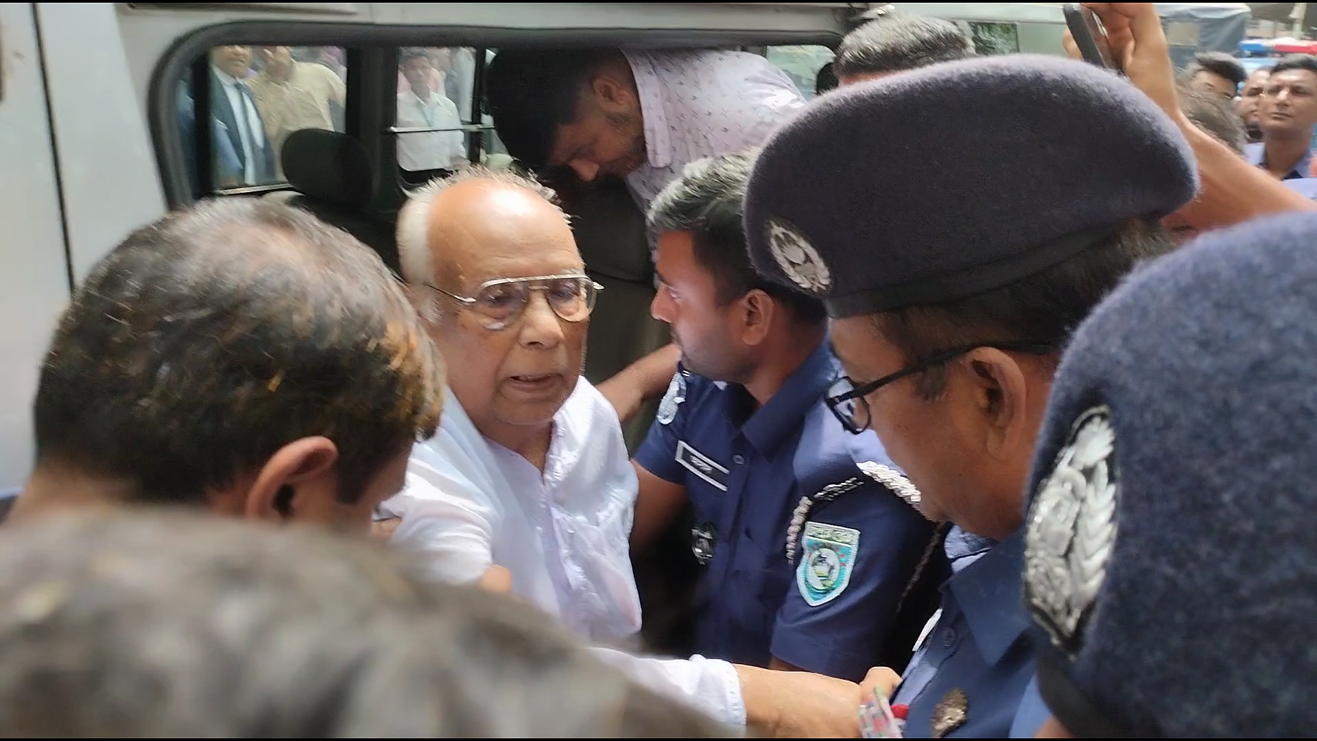 পুলিশের হেফাজতে গ্রেপ্তার রমেশ চন্দ্র সেন। সংগৃহীত ছবি