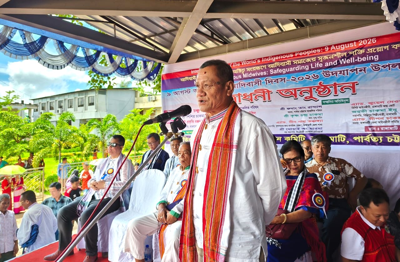 রাঙামাটি পৌরসভা প্রাঙ্গণে আন্তর্জাতিক আদিবাসী দিবসের অনুষ্ঠানে বক্তব্য দেন শিশির চাকমা। স্ট্রিম ছবি