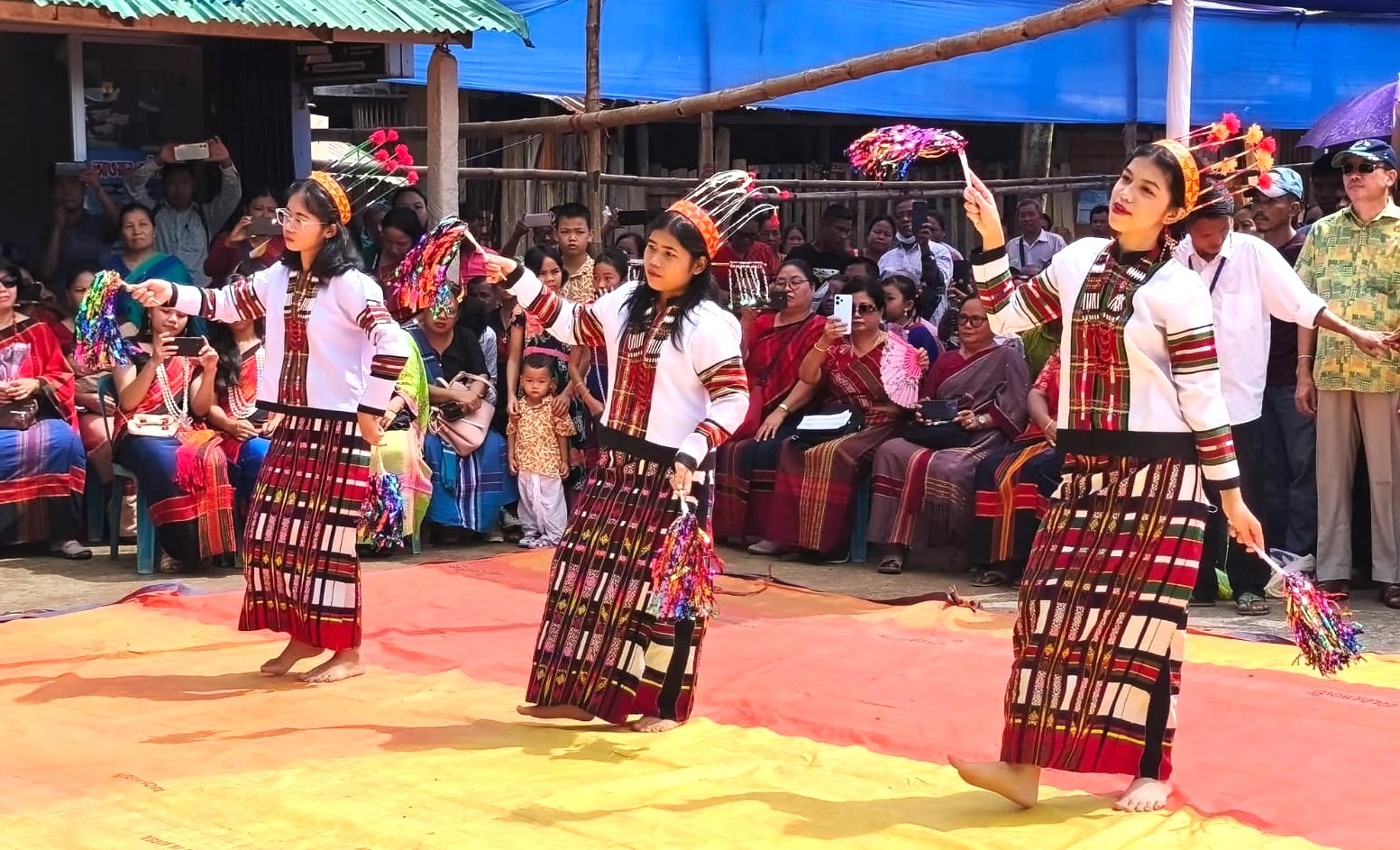 রাঙামাটি পৌরসভা প্রাঙ্গণে আন্তর্জাতিক আদিবাসী দিবসের অনুষ্ঠানে তরুণীদের নৃত্য পরিবেশন। স্ট্রিম ছবি