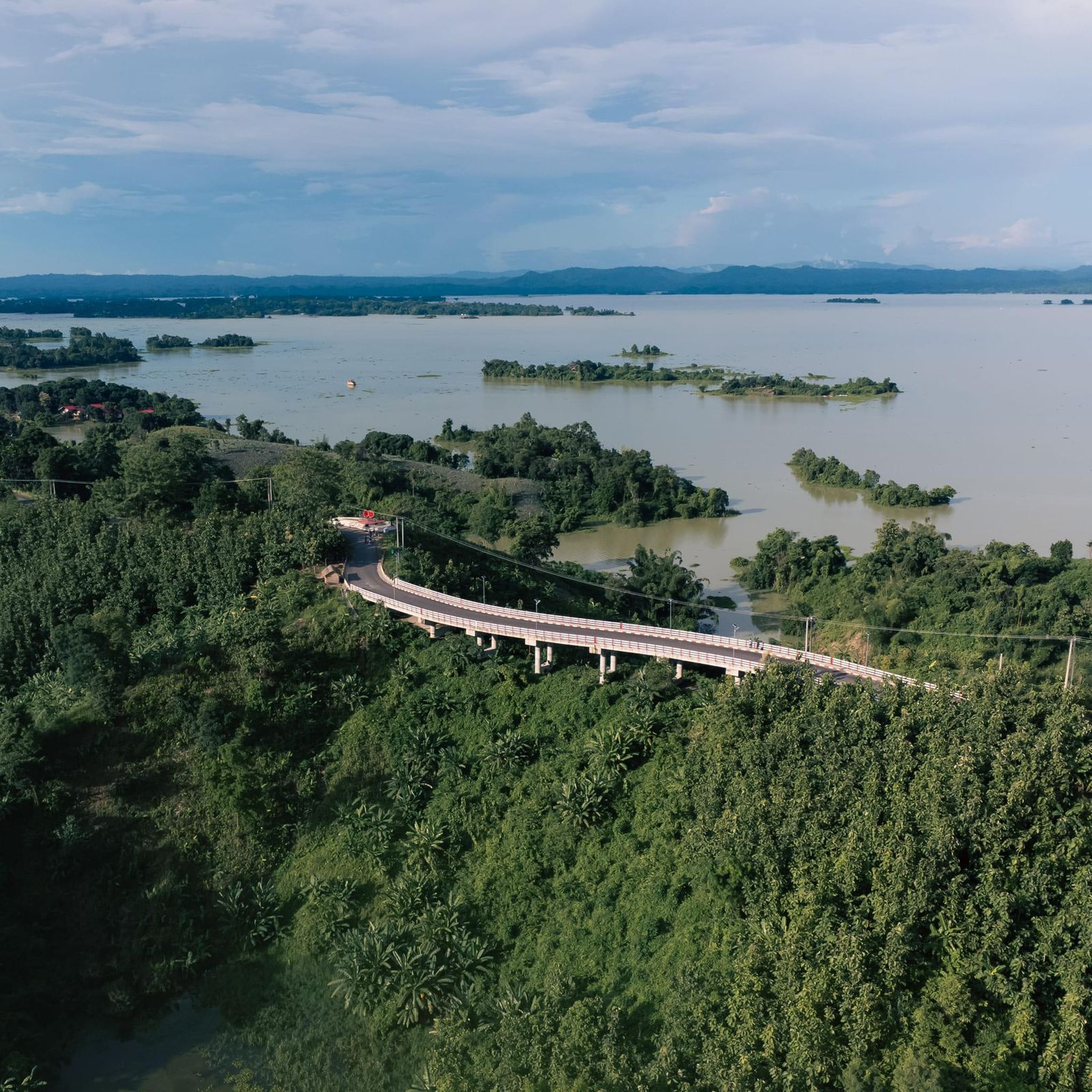 রাঙামাটিতে পর্যটনের অন্যতম আকর্ষণ পাহাড় ও হ্রদ। সংগৃহীত ছবি