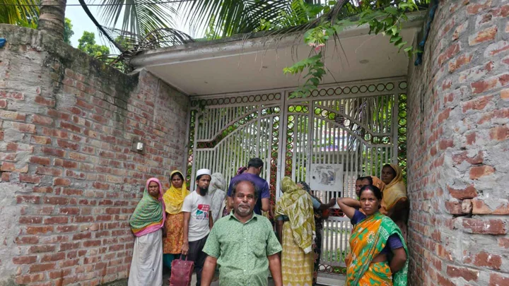 রংপুরে স্ত্রী, ছেলেমেয়েসহ গণপতি চক্রবর্তী খুনের পর বাড়িতে স্বজনেরা। স্ট্রিম ছবি