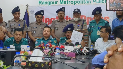 রংপুর মহানগর পুলিশ কমিশনারের কার্যালয়ে সংবাদ সম্মেলন। স্ট্রিম ছবি