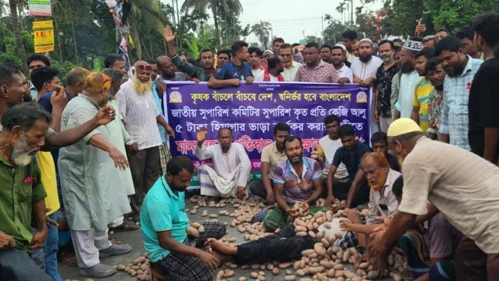 রংপুরে মহাসড়কে আলু ঢেলে চাষি ও ব্যবসায়ীদের অবরোধ। স্ট্রিম ছবি
