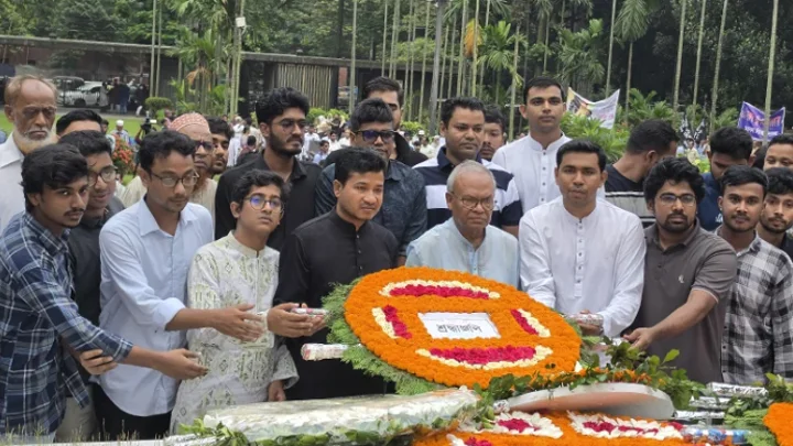 জাতীয় কবির ৫০তম মৃত্যুবার্ষিকীতে তার সমাধিতে শ্রদ্ধা নিবেদন করেন বিএনপির ভারপ্রাপ্ত মহাসচিব অ্যাডভোকেট রুহুল কবির রিজভী। ছবি: বাসস